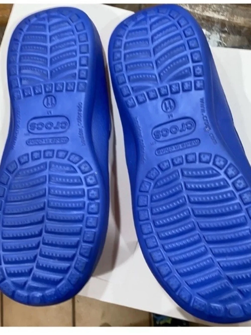 Crocs mens Size 11 Sandal New Blue and Red Flip Sandals, no tags